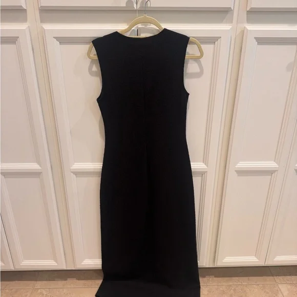 Elegant Black Sleeveless Dress - Picture 4 of 6